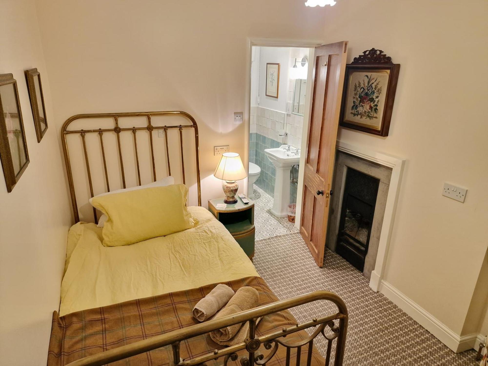 Cambus O' May Traditional Highland Hotel Ballater Room photo