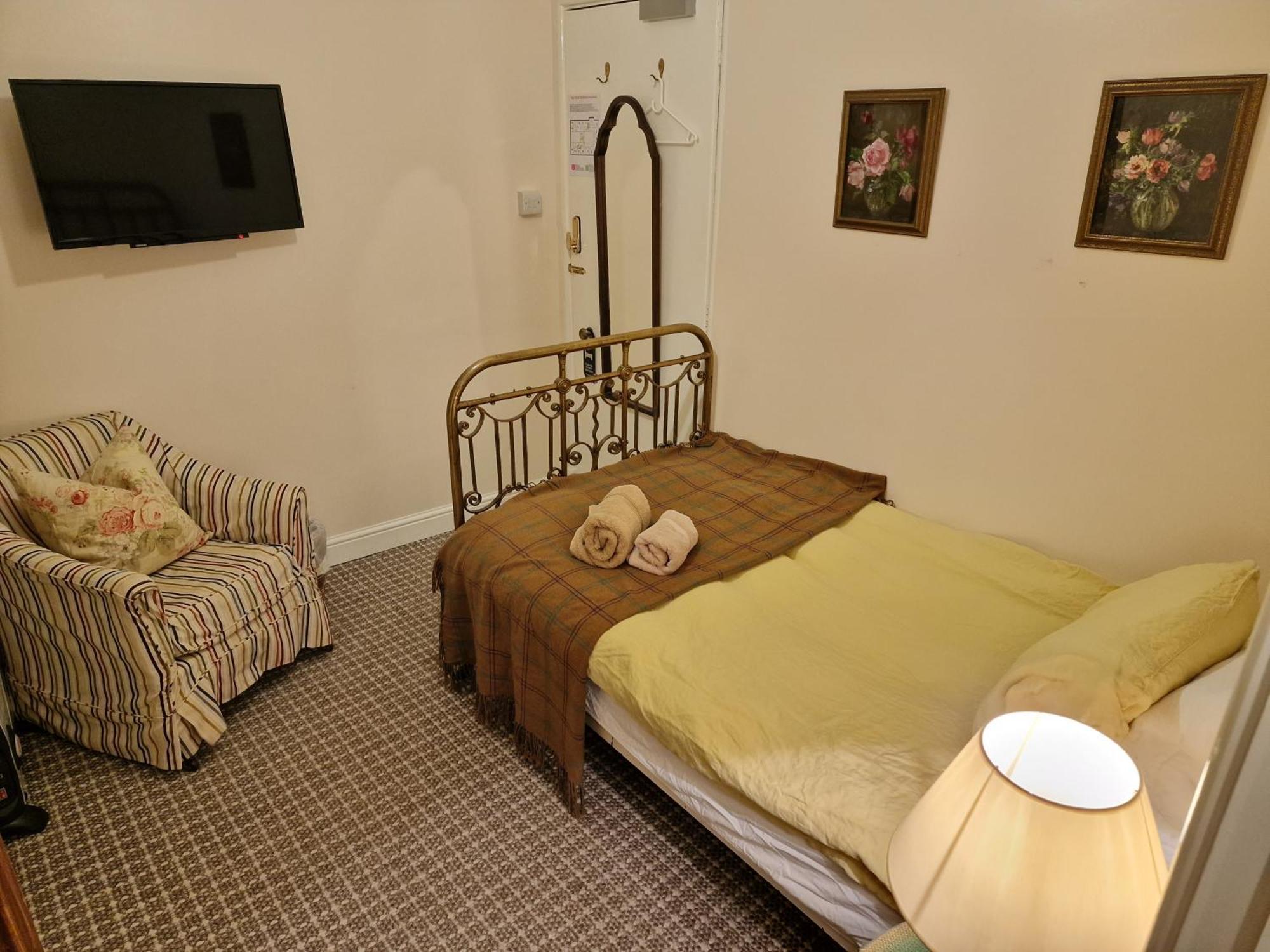 Cambus O' May Traditional Highland Hotel Ballater Room photo